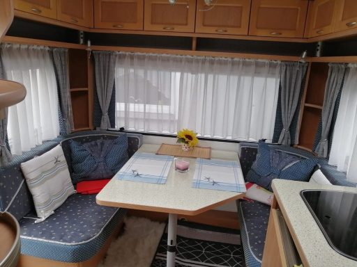 sitzgruppe mit Fenstern, klappbarer Tisch, Polster in blau