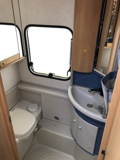 Bad mit Toilette und Waschbecken, Spiegel.