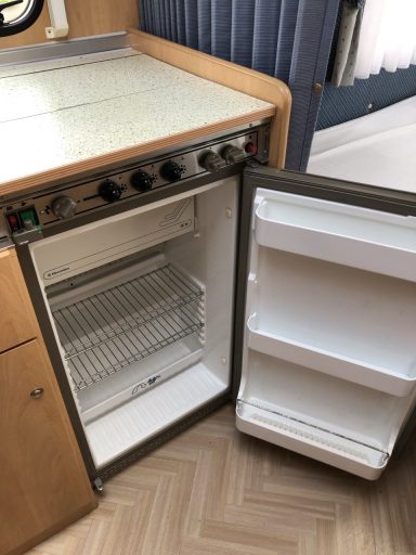 Kühlschrank geöffnet leer.