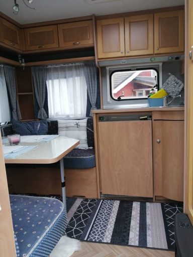 Blick in den Wagen auf Küche, links Rundsitzgruppe