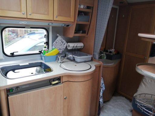 Küchenbereich mit runder Spüle, Kocher mit Glasabdeckung, Fenster